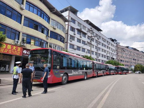 安全護航 助力高考——內江市東興城鄉公交公司?？歼\輸在行動